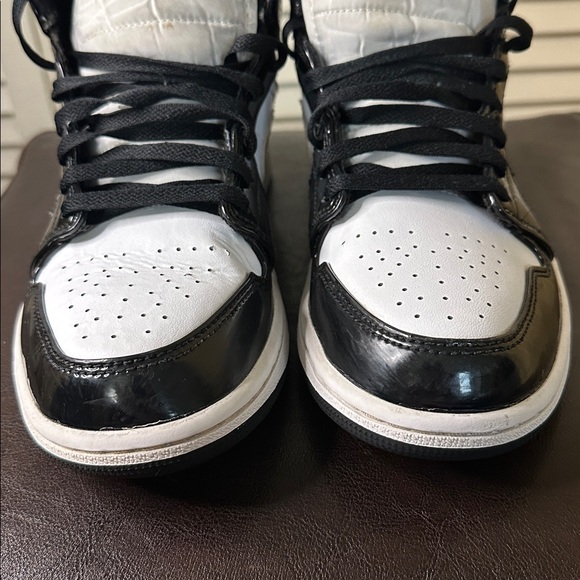 Jordan 1 Mid Patent Black, White & Metallic Gold… - Picture 9 of 11
